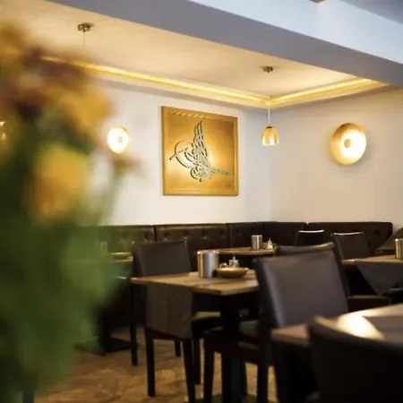 Stadthotel Am Adenauerplatz Отель Марктхайденфельд