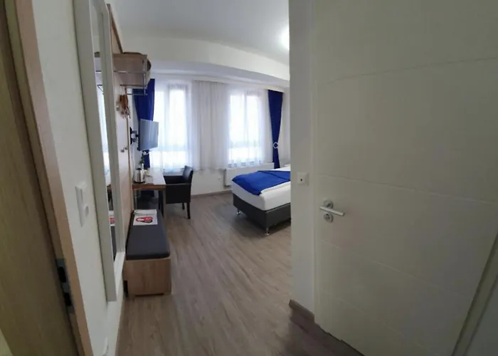 Stadthotel Am Adenauerplatz *